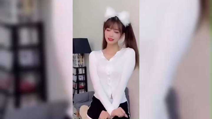 各色美女扭胯