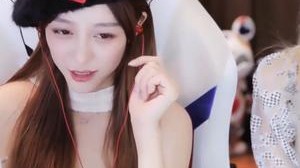 喜欢你的女生呢 和你说话是会夹的~