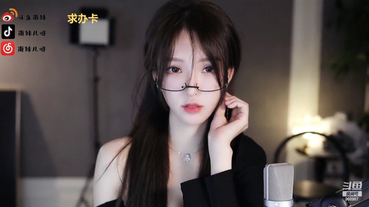 纯欲眼镜娘