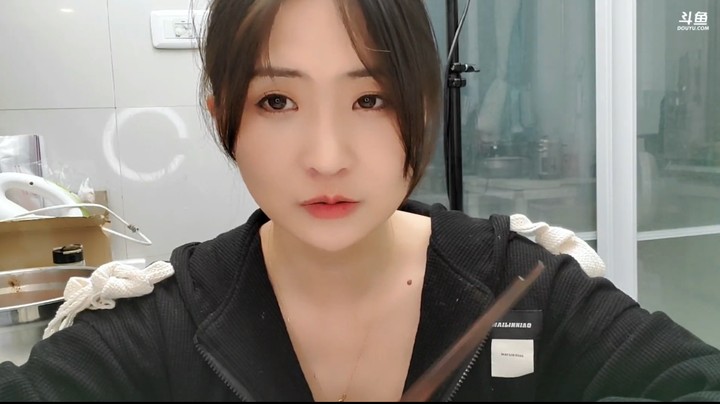 刘灶灶美女坐着聊天好可爱，和MISS有点像