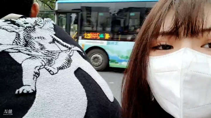 街唱江湖：博哥骑单车载女嘉宾赶路，路过湖南师范大学