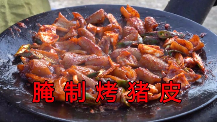 在大锅中加入辣椒酱和葱姜蒜，炒香后加入猪皮，色香味俱全！