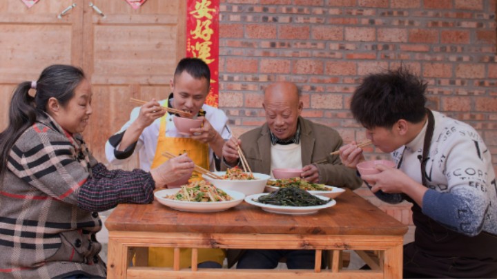 给四伯做一道自贡特色菜“鲜椒牛蛙”，好吃得停不下来