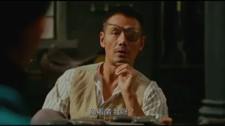 别看我
