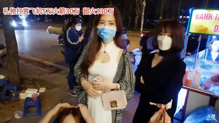 一群美女在等着吃小吃，面条和小七玩游戏好搞笑
