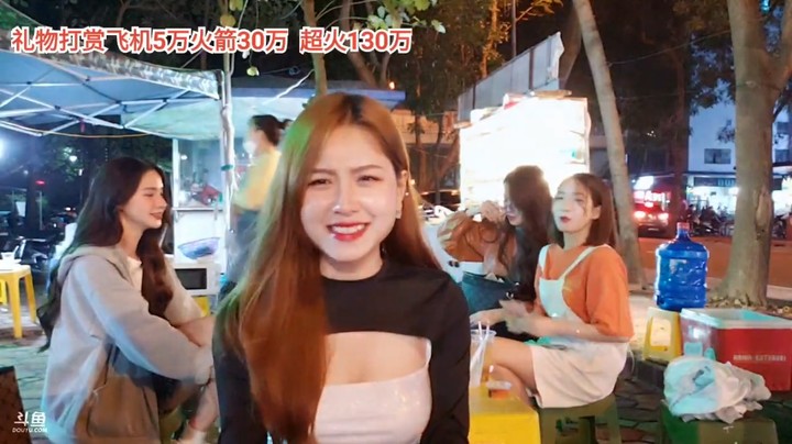 美女大海还是会来事，看到大海就搞笑啊