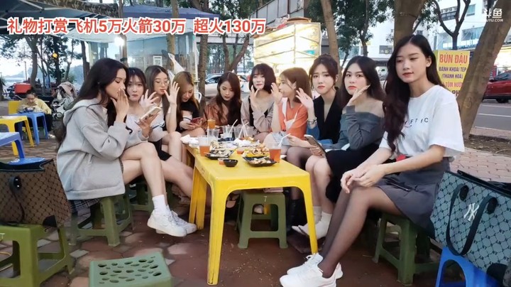 右二美女好久没来了啊，大海真可爱啊