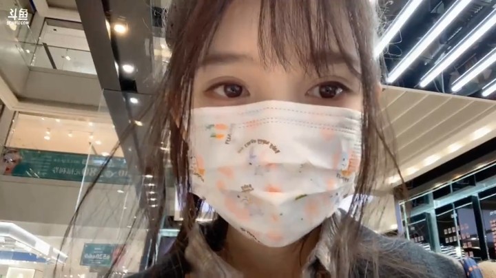 美女布丁戴口罩出去玩，快乐啊