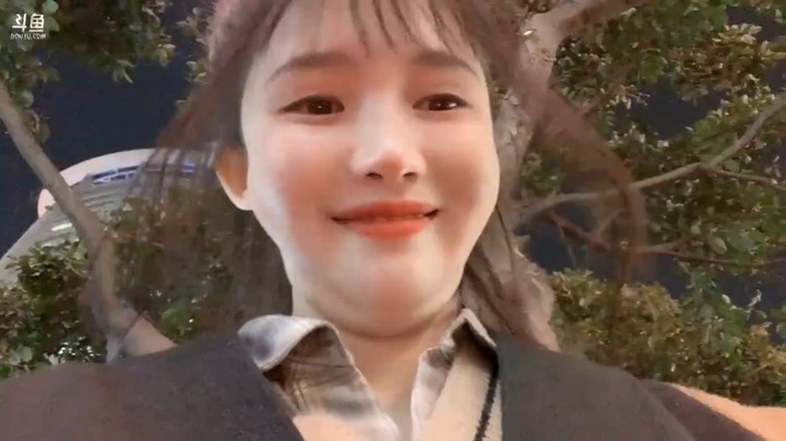 美女布丁晚上在户外低头直播，头发散乱好搞笑