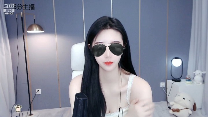 杨羊羊美女小姐姐戴眼镜直播，有点像算命的