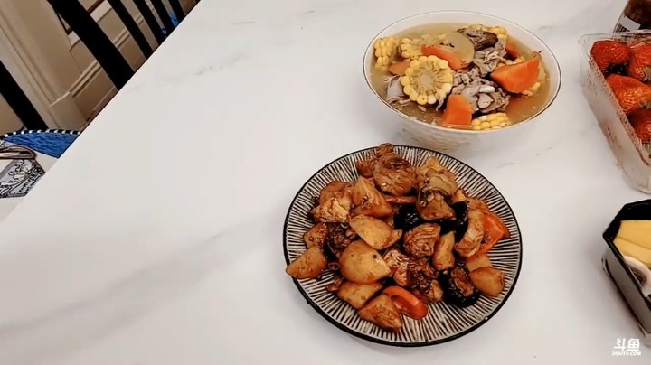 菜做好了，饭还没做，小王哥开始喝汤