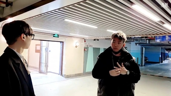 小王哥和大舅哥差不多高啊，一个年轻