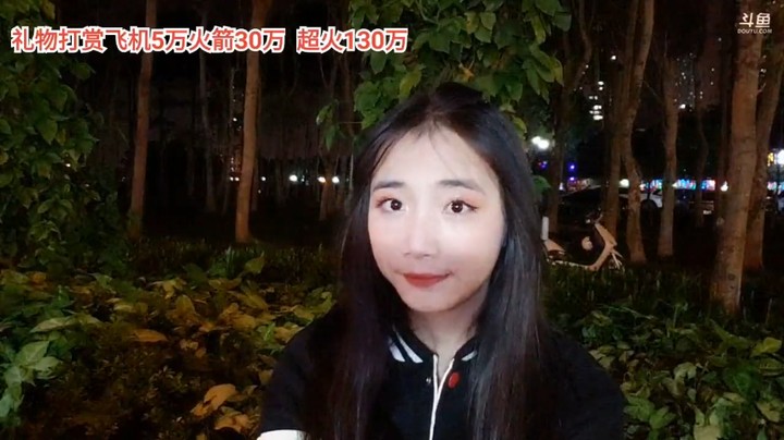 一群美女在户外小吃摊聊天，新妹子真清纯啊