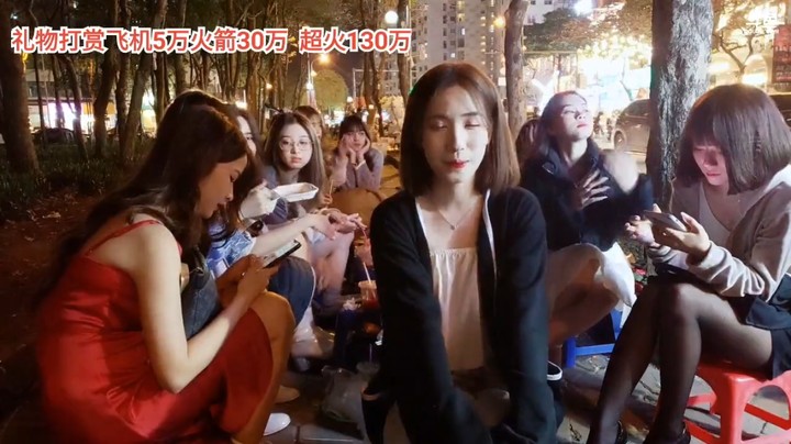 美女小七今天又收钱又收鲜花，很快乐
