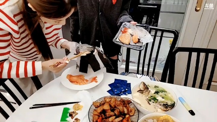 快10点了终于要吃晚饭了，崽崽哥哥的厨艺真不错，小王学不会啊