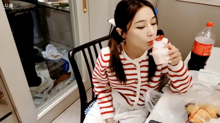 美女家的猫真肥啊，杰哥在看摩托车了
