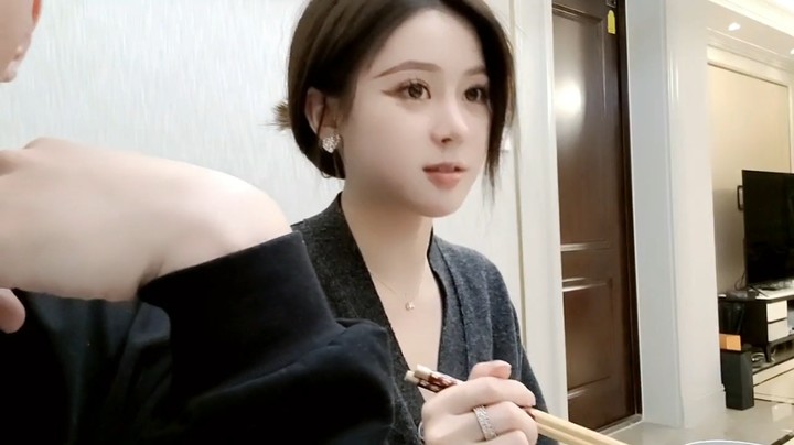 大家都猜崽崽叫许蕴瑛，小王哥笑了