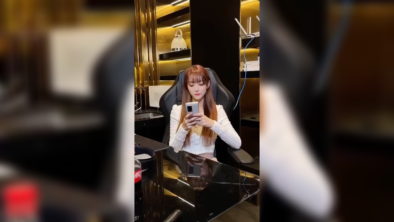 他不会是不敢吧？这礼物真不是送我的？