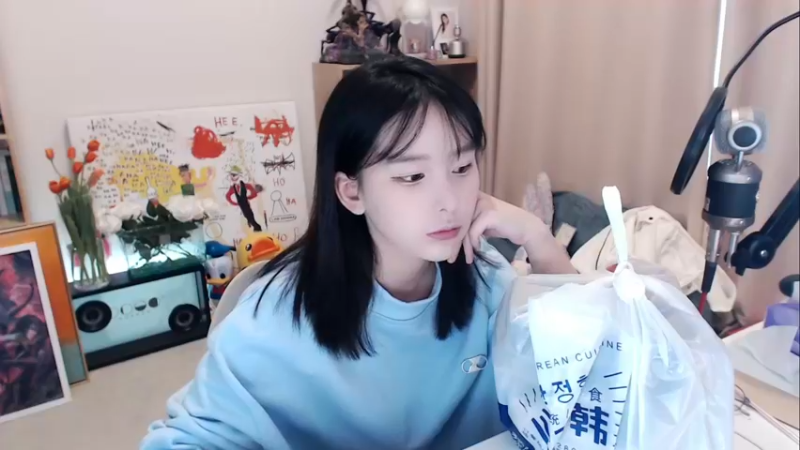 【2022-03-09 18点场】赵小臭：凑凑：吃饭聊天唱歌玩老头环