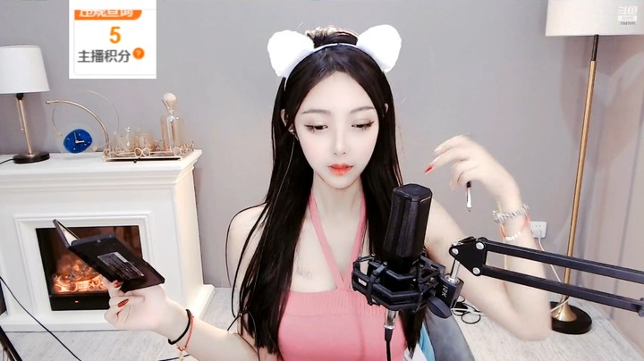 温情美女小姐姐真可爱啊，衣服好时尚