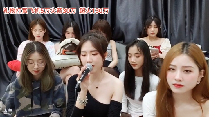 美女空姐唱歌很好听啊