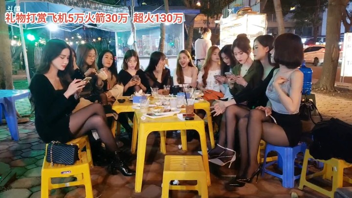 一群美女在户外吃小吃，左一是小心，右一是文轩，真好看