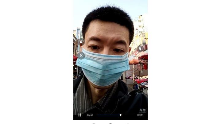 在步行街上
