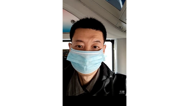 在空调公交车上