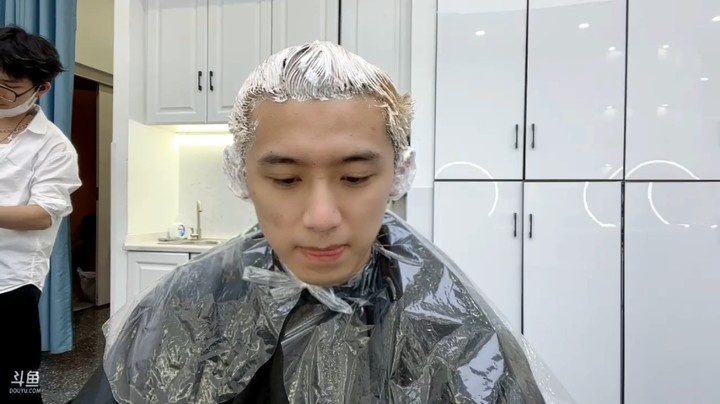博哥去做头发，这发型像个律师啊