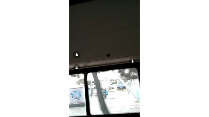 在没有空调的公交车上