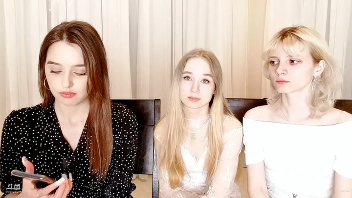 俄罗斯美女小姐姐坐着聊天，白色衣服的妹妹害羞啊