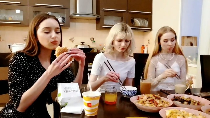 俄罗斯美女一起吃饭，中间白色衣服的妹子好漂亮