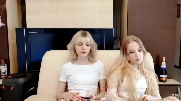白衣服俄罗斯美女小姐姐有点羞涩，好可爱