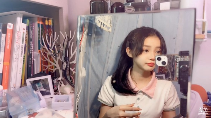 鲤丫丫美女小姐姐用镜子直播，有意思啊