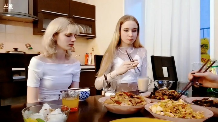 新来的俄罗斯美女好漂亮啊，吃饭还会用筷子