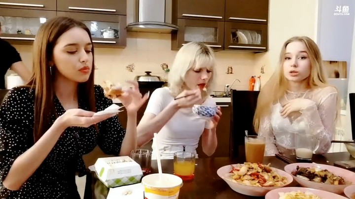 俄罗斯美女一起吃饭，左边的美女很会互动很可爱