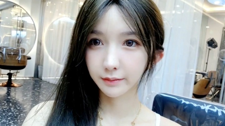 美女兔兔真好看啊，大舅哥忙着做头发呢