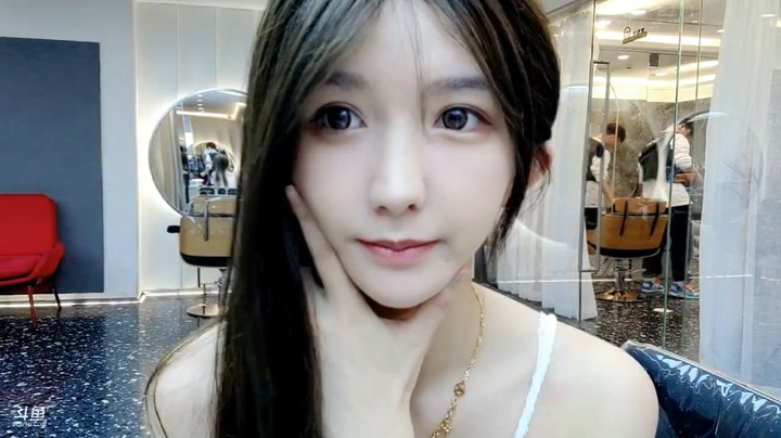 大舅哥让美女兔兔直播聊天，美女这脖子上的项链真好看