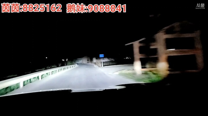 浩哥把新车给美女鹅妹开，美女开的很稳啊