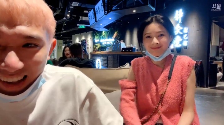 博哥和美女玩娱乐，大家说美女穿多了不热啊