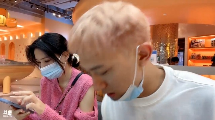 博哥和美女开车几分钟就开始累了