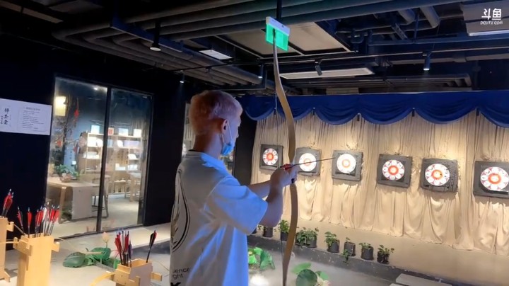 博哥近距离玩射箭，感觉自己行了
