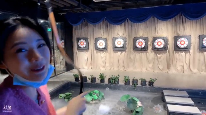 博哥耐心教美女射箭，美女开始学会了啊