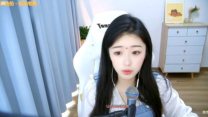 April小满美女小姐姐眉宇之间的黑痣真好看，和我一样啊