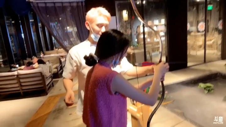 博哥耐心教美女射箭，博哥太会了啊