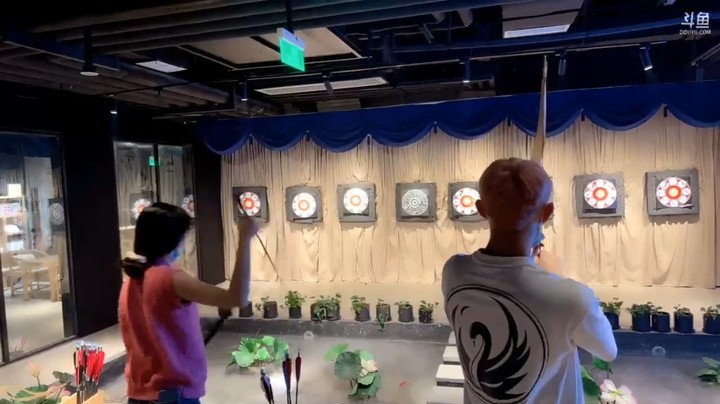 美女玩射箭结果手都红了，博哥心疼啊