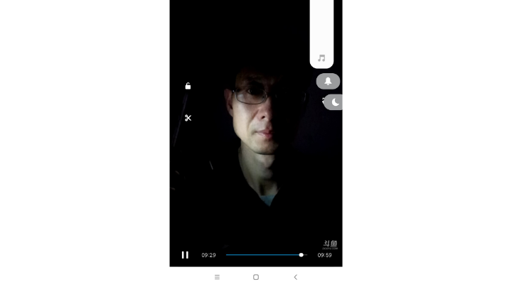 在晚上的室内