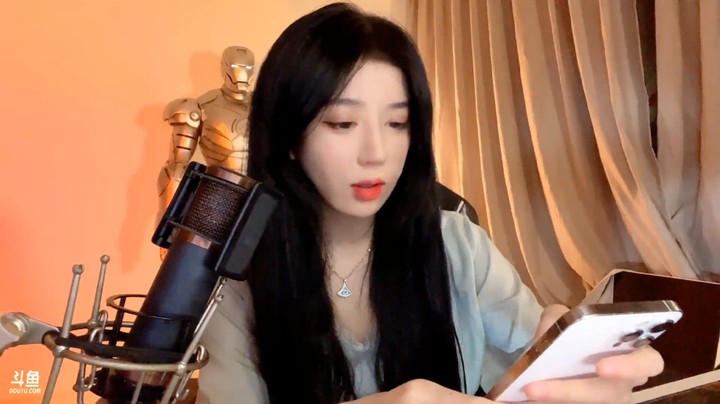 呆妹家是真的大啊，一个人走了很久才到卧室