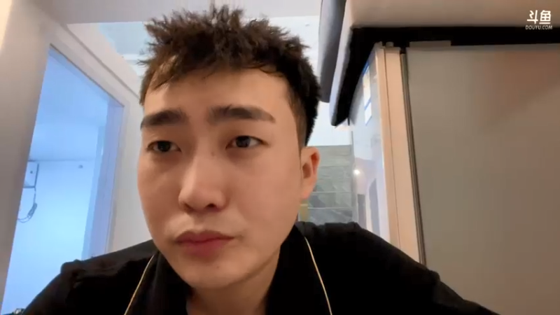 【2022-03-12 21点场】别问问就黑皮：到长沙了 电脑没有到 播户外！