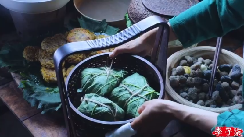 提着美食摘桃子